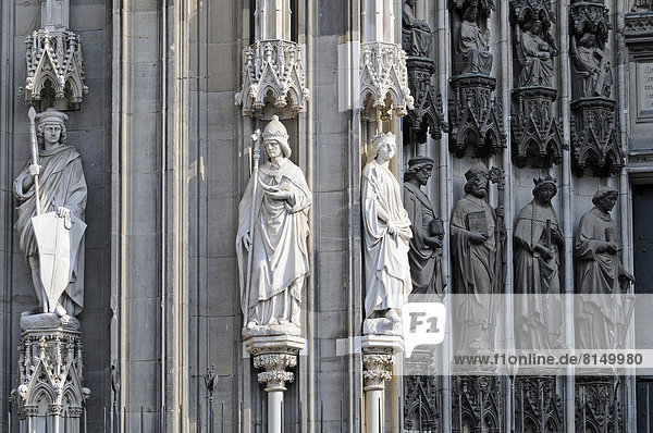 Statuen an der Fassade  Kölner Dom