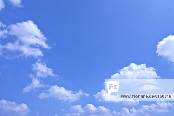 Blauer Himmel mit Wolken