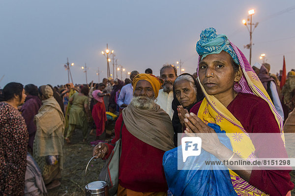 Menschen beten in den frühen Morgenstunden  hinduistische Massenwallfahrt  Kumbha Mela