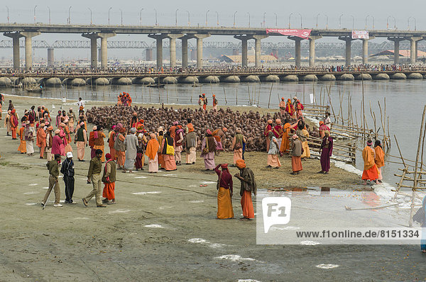 Stilles Sitzen als Teil der Initiierung neuer Sadhus am Sangam  dem Zusammenfluss von Ganges  Yamuna und Saraswati  während des Kumbha Mela Festivals