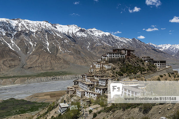 Kye-Kloster oder Key Gompa  ein tibetanisch-buddhistisches Kloster auf einem Hügel  schneebedeckte Berge hinten