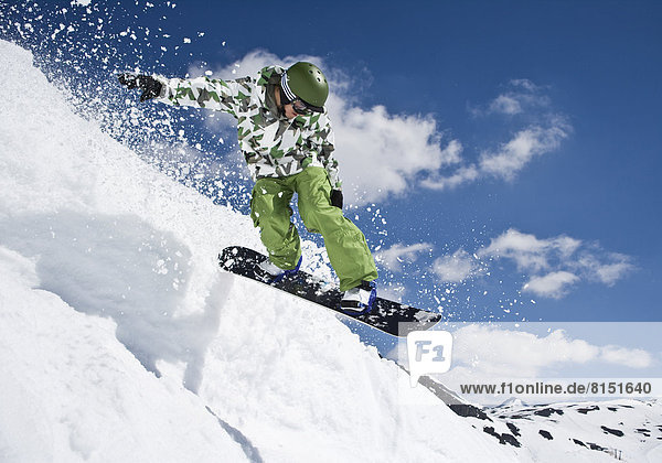 Snowboardfahrer in alpinem Gelände