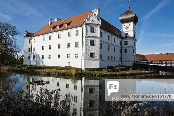 Schloss Hohenkammer mit Wassergraben
