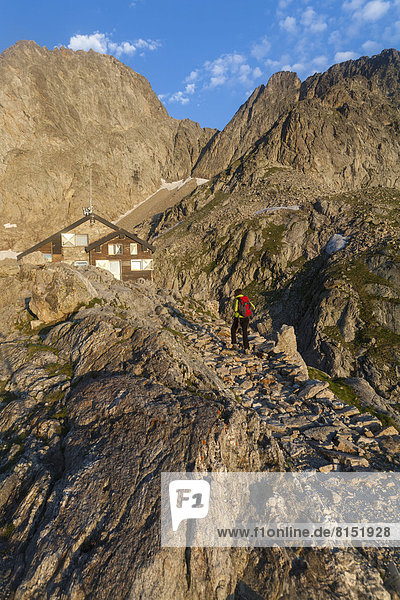 Wanderer an der Berghütte Rifugio Pagari