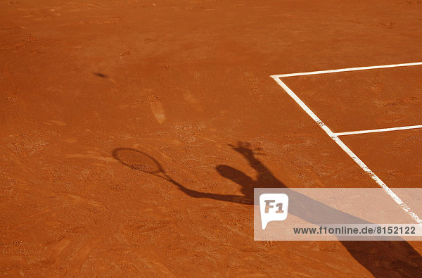 Schatten eines Tennisspielers beim Aufschlag  French Open 2013  ITF Grand Slam Tennis Tournament  Roland Garros