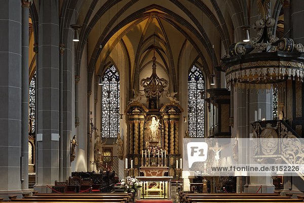 Barocker Hochaltar und Kanzel  Basilika St. Lambertus
