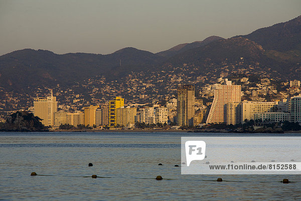 Hotelburgen in der Bucht von Acapulco