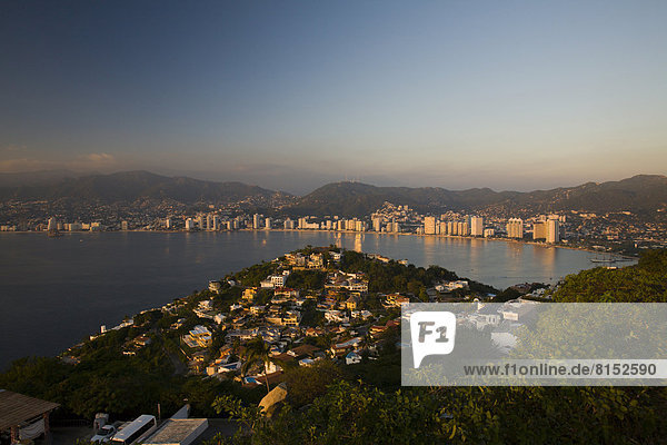 Bucht von Acapulco im Abendlicht