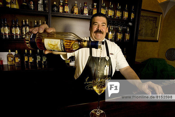 Barkeeper schenkt Tequila ein  Tequila-Brennerei José Cuervo