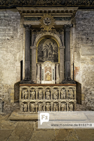 Seitenaltar ein Marmorsarkophag aus dem 4. Jahrhundert Kathedrale Saint-Trophime
