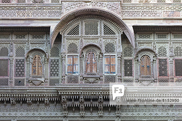 Fenster in reich verzierter Sandsteinfassade  Meherangarh oder Mehrangarh-Fort  Festung