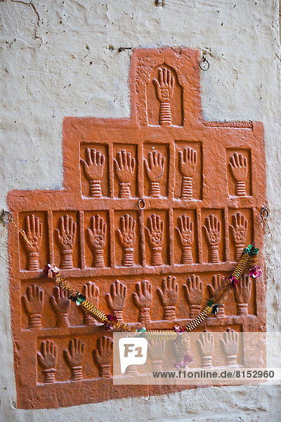 Sati-Steine  Handabdrücke der königlichen Witwen von Maharaja Man Singh  die Selbstverbrennung begingen  Meherangarh oder Mehrangarh-Fort  Festung