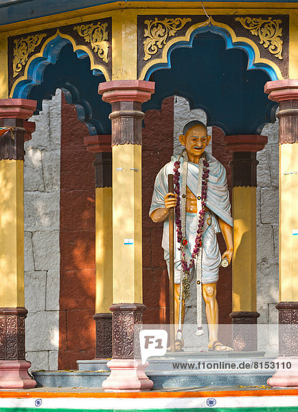 Darstellung von Mahatma Gandhi mit Wanderstock in einem kleinen Pavillon an der Tempelmauer  Minakshi oder Meenakshi oder Sri-Minakshi-Sundareshwara-Tempel