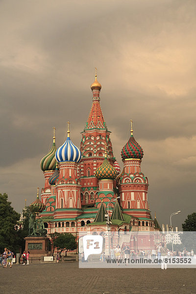 Roter Platz oder Krasnaja Ploschtschad mit Basilius-Kathedrale  Gewitterstimmung