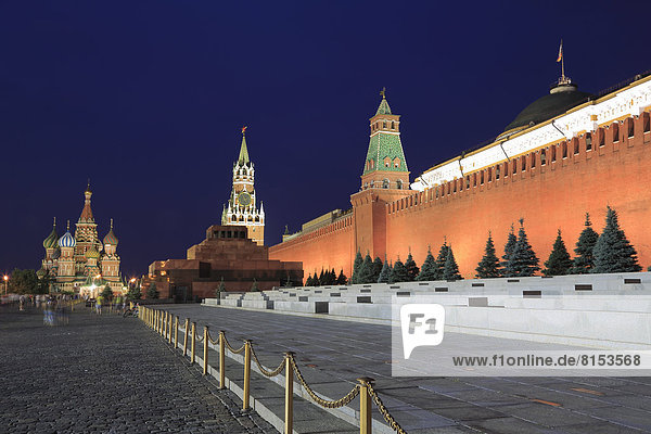 Erlöser-Turm  Kreml  Senatsturm und Lenin-Mausoleum am Roten Platz oder Krasnaja Ploschtschad  hinten links die Basilius-Kathedrale  Gewitterstimmung