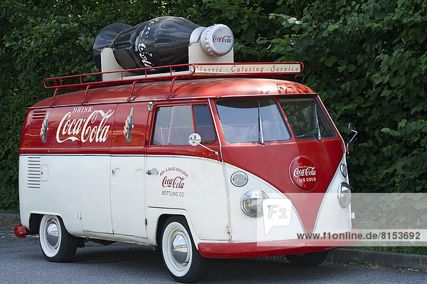 Volkswagen Typ 2  VW Bus T1  Bulli  Baujahr ca. 1950  mit Reklame für Coca-Cola
