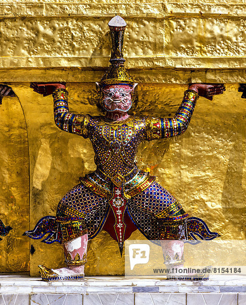 Wat Phra Kaeo Tempel  Königspalast  Karyatide-Dämone an einem Gold-Chedi