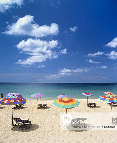 Sonnenschirme und Liegestühle am Sandstrand  Patong Beach  Andamanensee