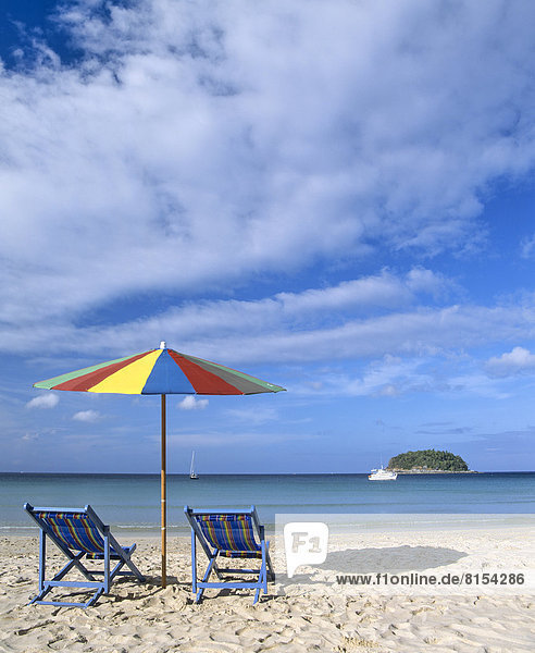 Sonnenschirm und Liegestühle  Strand Kata Beach mit der Insel Ko Pu  Andamanensee