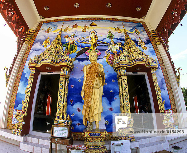 Wat Phra Nang Sang  Goldener Buddha  Wandgemälde am Eingang  buddhistischer Tempel