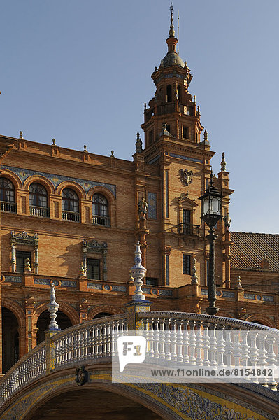 Plaza de Espana  Teilansicht des halbkreisförmigen Gebäudes mit Brücke  Architekt Aníbal González