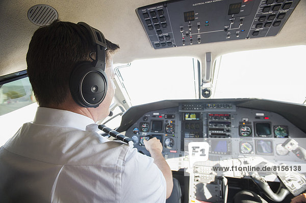 Flugzeug  Europäer  arbeiten  Pilot  Cockpit