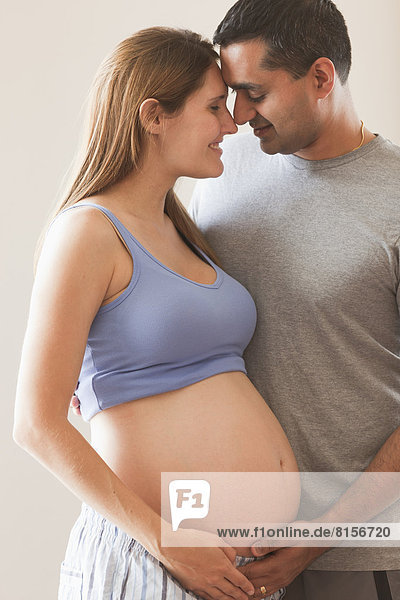 Mann  Frau  halten  Schwangerschaft