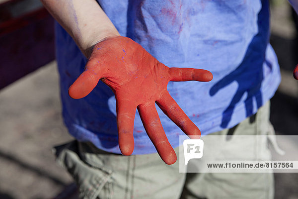 Deutschland  Nordrhein-Westfalen  Köln  Menschenhand mit Farbe bedeckt  Nahaufnahme