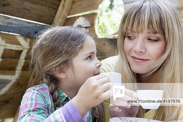 Deutschland  Nordrhein-Westfalen  Köln  Mutter und Tochter trinken Tee  lächelnd