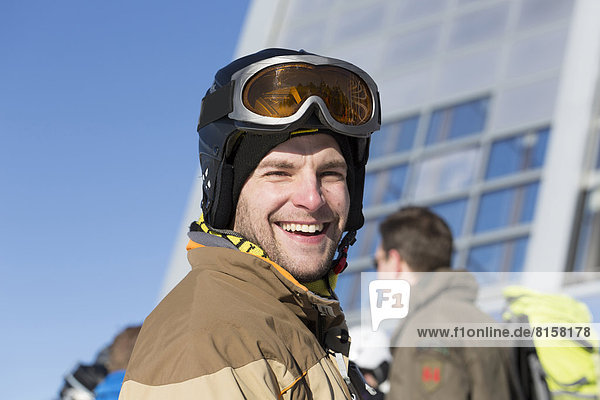 Österreich  Innsbruck  Portrait eines erwachsenen Mannes  lächelnd