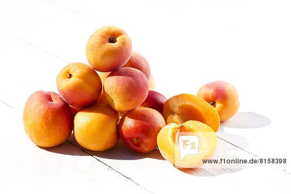 Aprikosen auf Tisch stapeln  Nahaufnahme