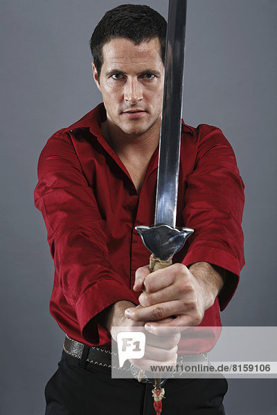Porträt eines Mannes mit Schwert