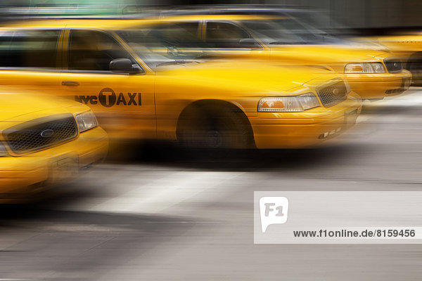 USA  New York  Blick auf gelbes Taxi in Bewegung