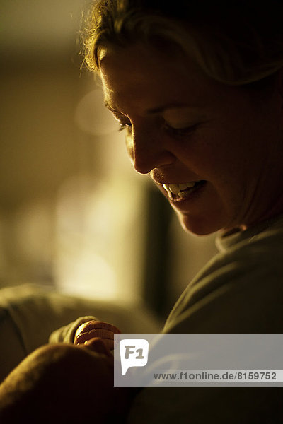 Neugeborenes  neugeboren  Neugeborene  lächeln  Sohn  Mutter - Mensch