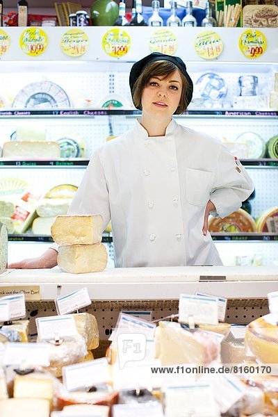 hinter  Frau  Lebensmittel  arbeiten  verkaufen  Käse  Laden  Tresen