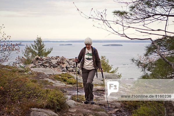 Frau  Senior  Senioren  Ignoranz  wandern  Berg  Camden  Maine