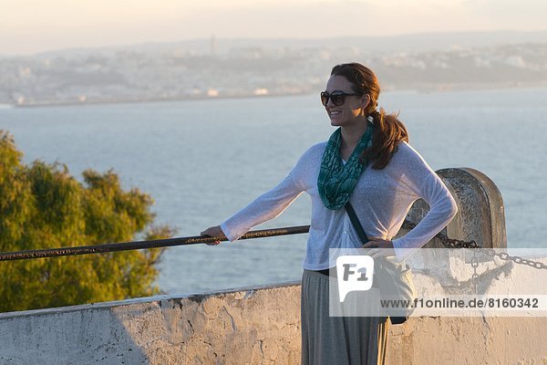 Frau  Fröhlichkeit  Sonnenuntergang  Mütze  Ansicht  Tanger  Bucht  Aussichtspunkt  Marokko