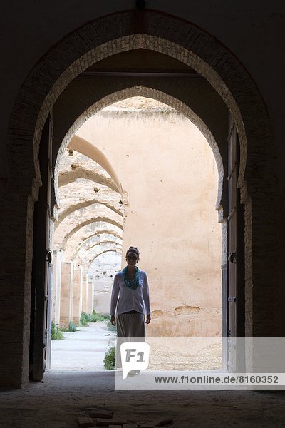 Getreidesilo  Frau  gehen  Eingang  Wahrzeichen  ES350  Marokko