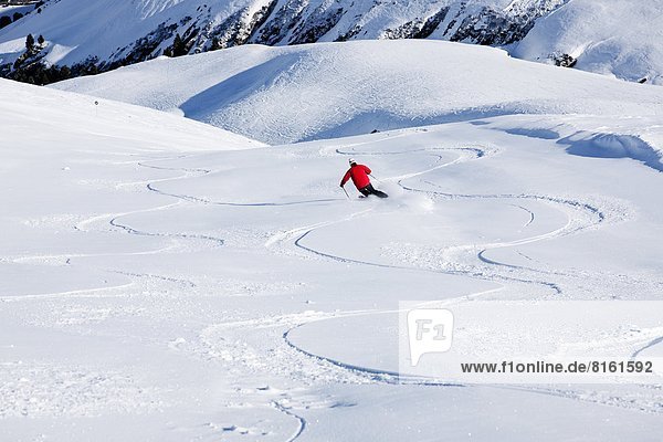 Mann Skifahren