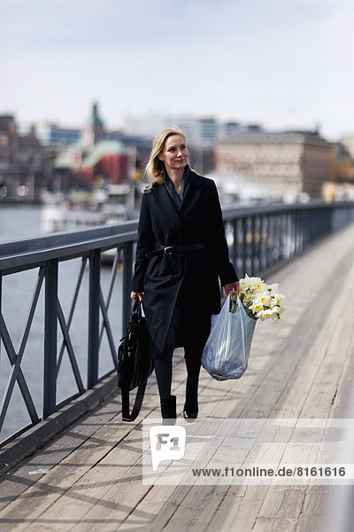 Frau gehen Tasche kaufen Narzisse