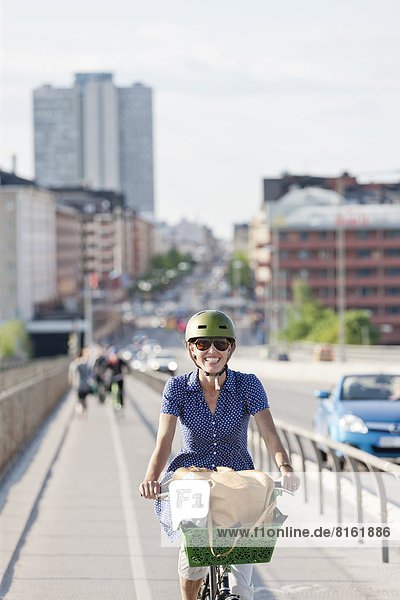 Frau  lächeln  radfahren