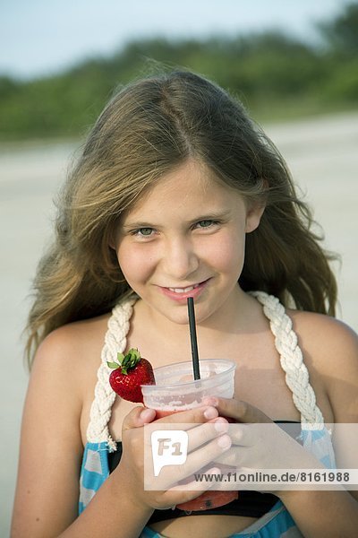 Getränk Strand halten Mädchen