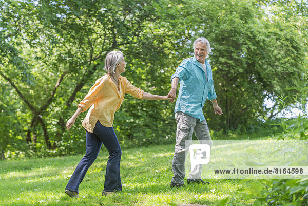 Seniorenpaar läuft in herbstlicher Umgebung
