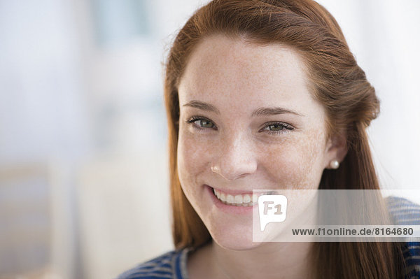 Portrait  Jugendlicher  lächeln  13-14 Jahre  13 bis 14 Jahre  Mädchen