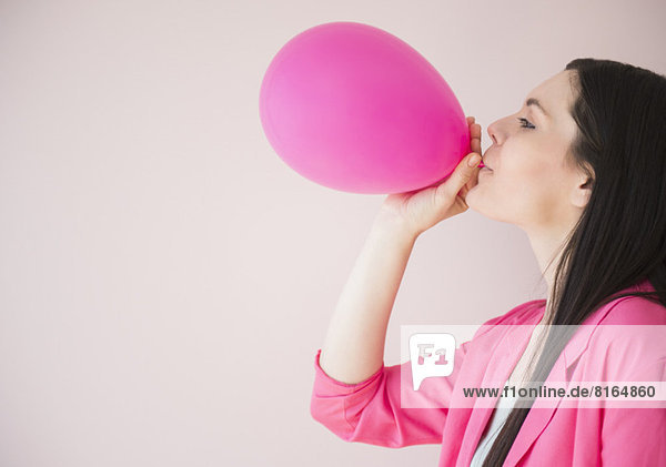 Frau  blasen  bläst  blasend  Luftballon  Ballon  pink  jung