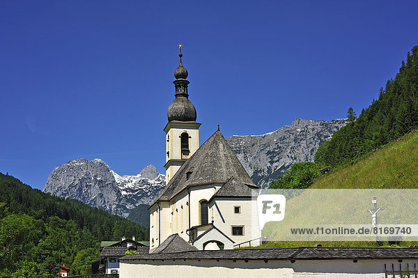 Pfarrkirche St. Sebastian  1512 gebaut  hinten die Reiteralpe