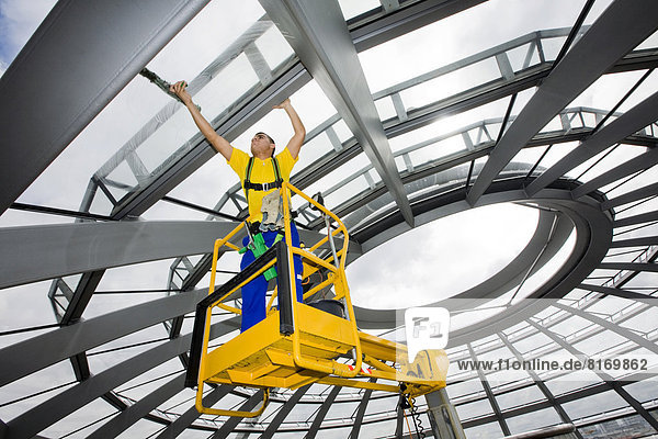 Gebäudereiniger reinigt die Glasscheiben der Kuppel des Reichstagsgebäudes  Sitz des Deutschen Bundestages