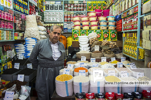 Verkäufer mit seinem Stand auf dem Basar von Sulaymaniyah
