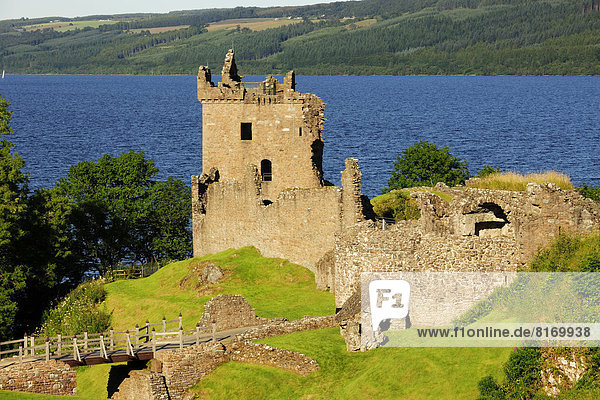 Burgruine  Grant Tower  Turm und Mauern des Urquhart Castle über Loch Ness