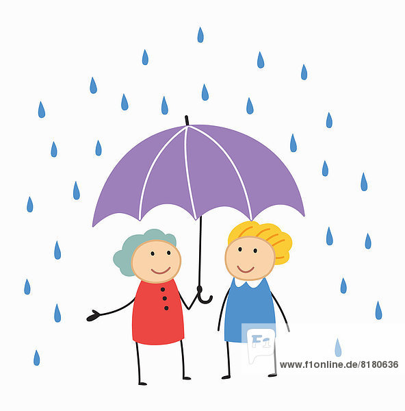 Lächelnde Freundinnen teilen sich einen Schirm im Regen